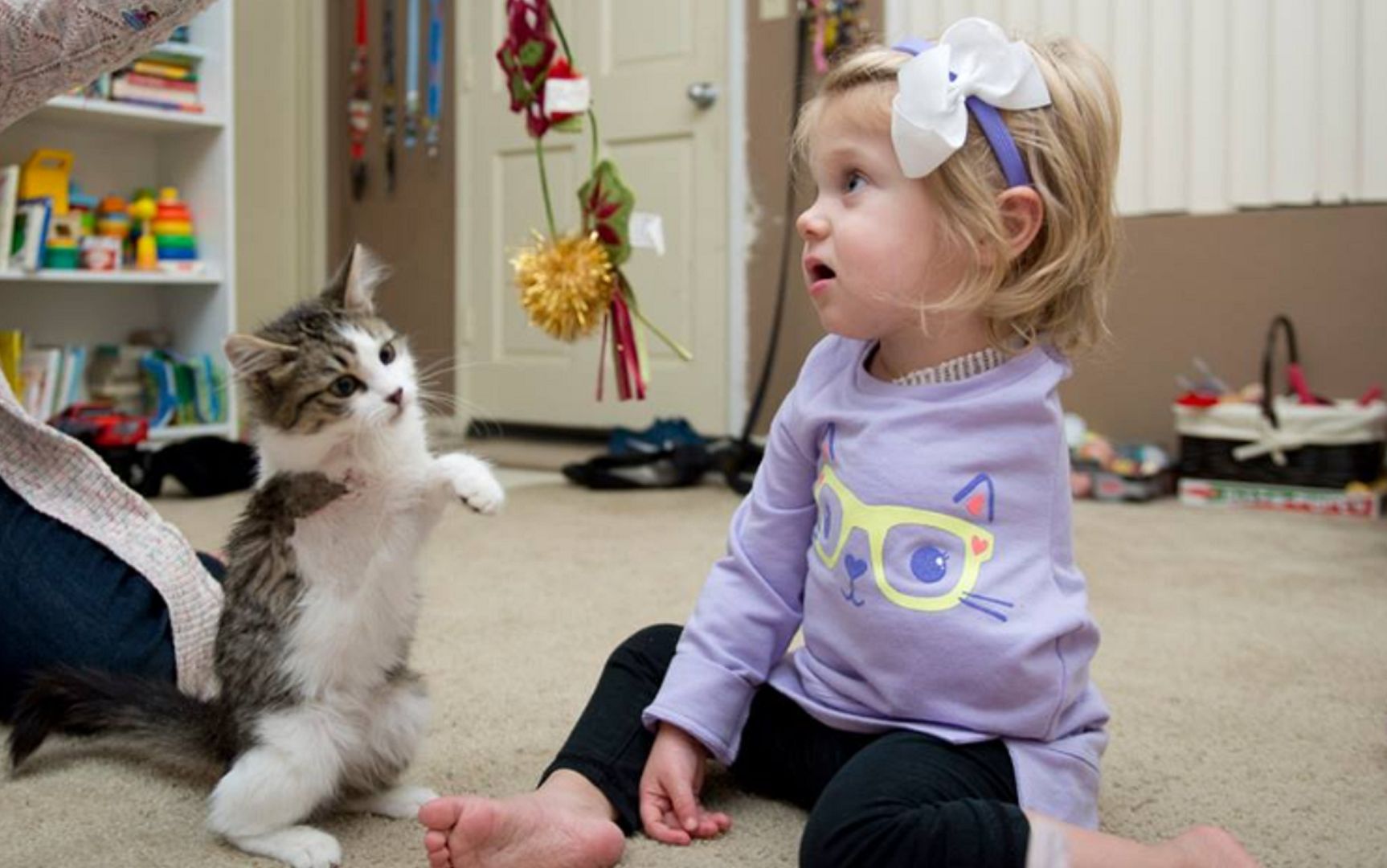 Niepełnosprawna dziewczynka dostała chorego kotka. Wyjątkowa historia