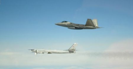 Rosyjskie bombowce przy Alasce. Amerykanie poderwali F-22 Raptor