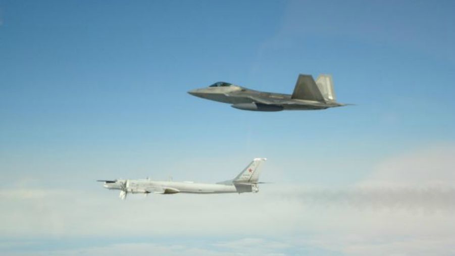 F-22 przechwyciły rosyjskie samoloty zachowując bezpieczną odległość