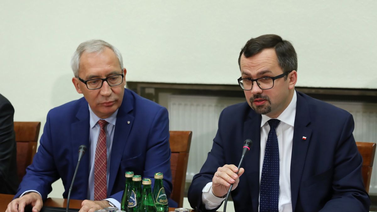 Marcin Horała (z prawej), przewodniczący komisji śledczej ds. VAT