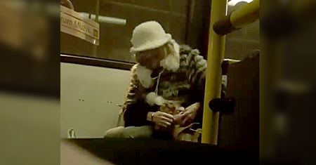 Pani szarpie  się z psem we wrocławskim tramwaju. "Czy zwierzę to zabawka?"