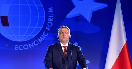Orban zapyta Węgrów o "plan Sorosa". "Europa je mu z ręki"
