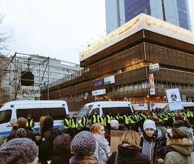 Wkurzone kobiety pod siedzibą PiS. Czarny Piątek trwa