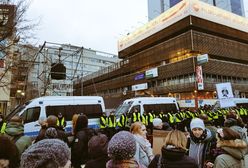 Wkurzone kobiety pod siedzibą PiS. Czarny Piątek trwa