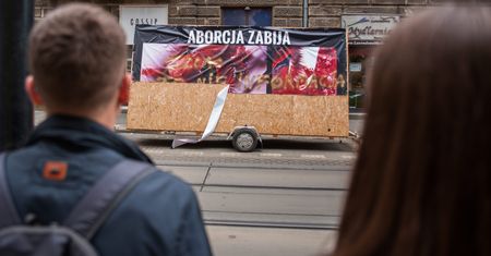 Odpowiedź na plakaty z rozszarpanymi płodami. Dziewczyny z Krakowa wzięły sprawy w swoje ręce
