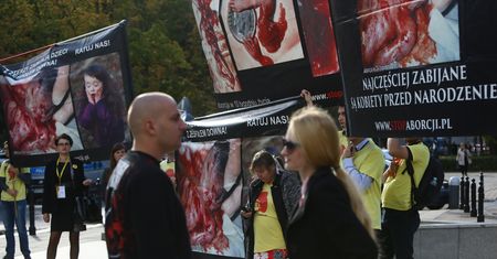 Zdjęcia z plakatów antyaborcyjnych zakłamują rzeczywistość? "Są co najmniej sprzed 20 lat"