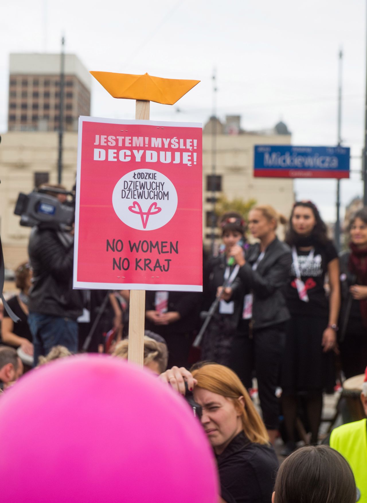 "Aborcja jest OK" - mówią "Wysokie Obcasy". To krok za daleko - w stronę feministycznego nazizmu