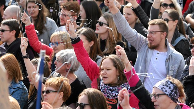 Polacy walczą o liberalizację prawa aborcyjnego. 