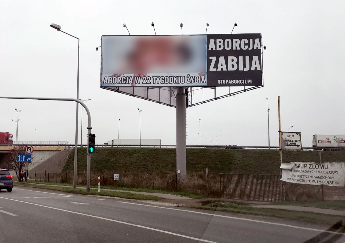 Tylko w WP. Makabryczne billboardy na ulicach polskich miast. Dlaczego ciągle straszą? Sprawdzamy