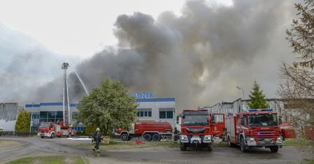 Pożar zakładu Iglotex na Pomorzu. Trwa wypalanie amoniaku. Ewakuowano mieszkańców pobliskiego osiedla