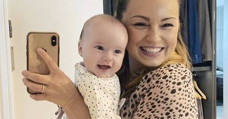 Córeczka Oli Jordan stroi minki do lustra. Ella to najsłodszy bobasek świata. Co zdjęcie to piękniejsza