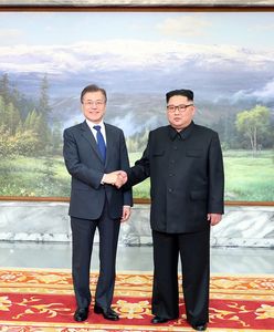 Niespodziewane spotkanie przywódcy Korei Płn z prezydentem Korei Płd. W tle Donald Trump