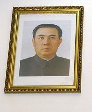 Kim Dzong Il nie lubi swoich portretów?