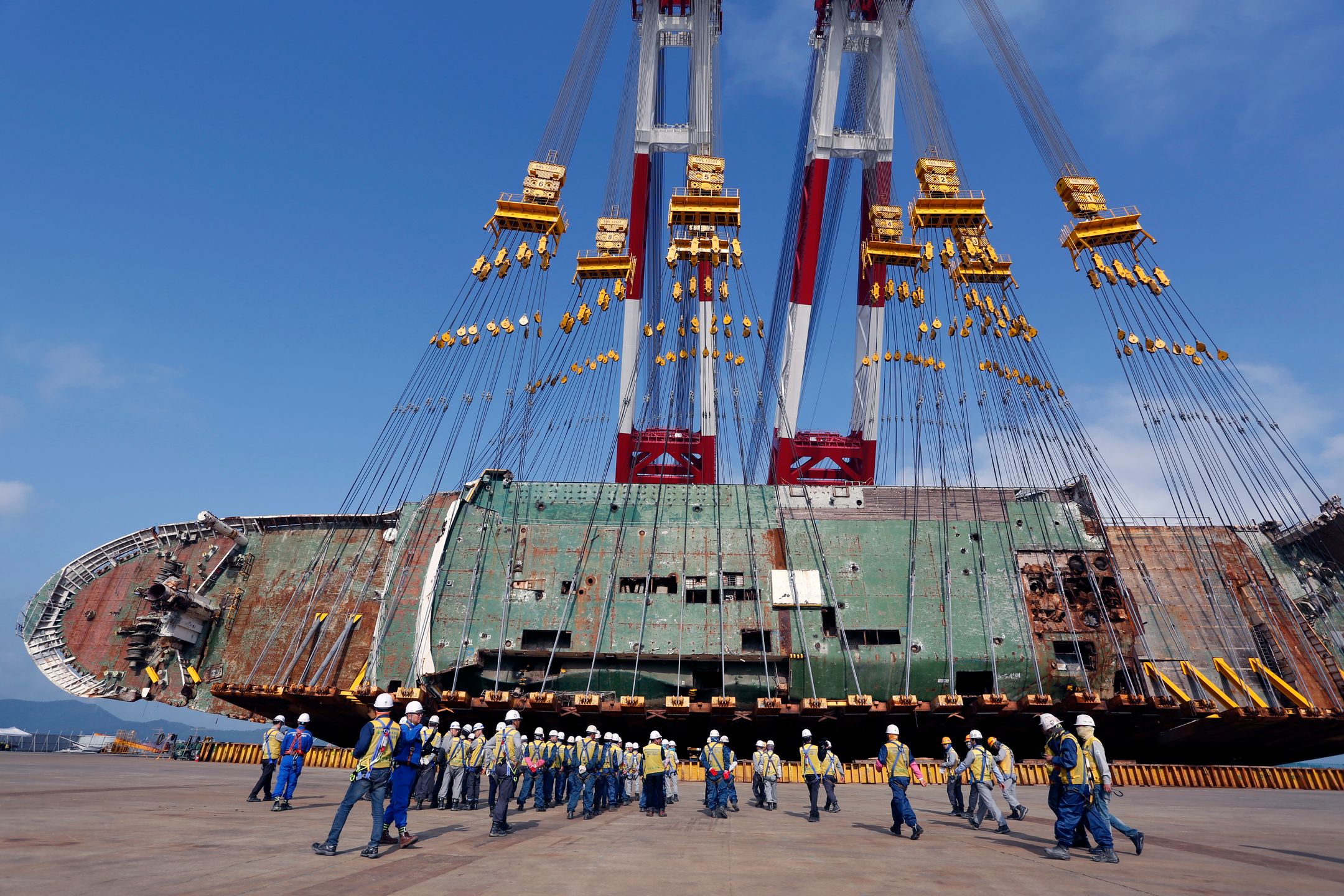epa06724425 Workers of the Hyundai Samho Heavy Industries Co. prepare to lift the salvaged ferry Sewol currently lying on its side, to an upright position at a port in Mokpo, 410 kilometers southwest of Seoul, South Korea, 10 May 2018. The ferry sunk off the southwestern coast on April 16, 2014, killing 304 people onboard, most of them high school students on an excursion. An investigation into the tragedy is still ongoing.  EPA/JEON HEON-KYUN 
Dostawca: PAP/EPA. 