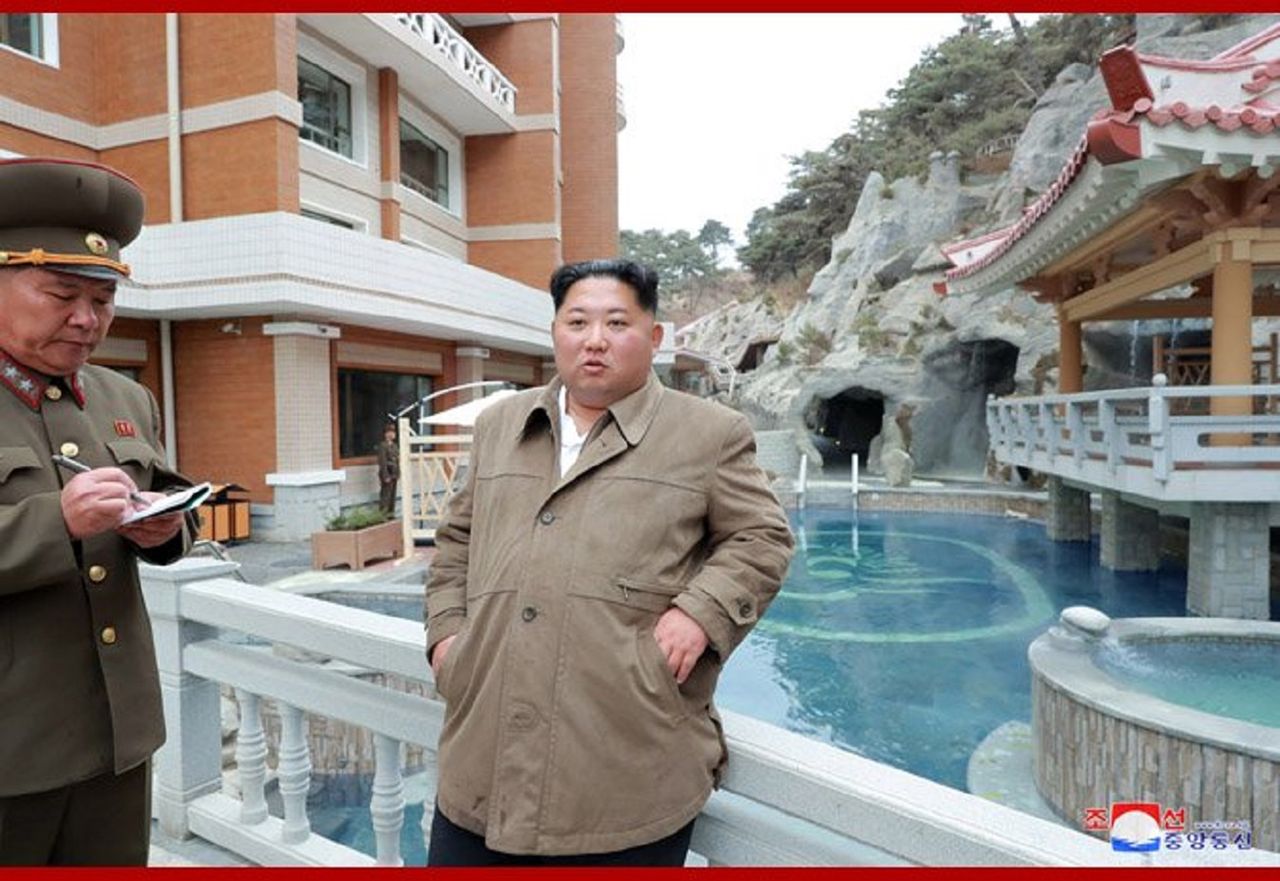 Korea Północna. Kim Dzong Un na ćwiczeniach lotniczych. Zdjęcie z żołnierzami obiegło sieć