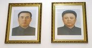 Portrety Kim Dzong Ila zostaną na ścianach?