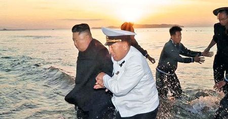 Korea Północna. Kim Dzong Un upolowany przez kamerę. Takich zdjęć nigdy nie było