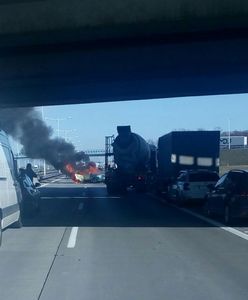 Gigantyczny korek na A4. Pasażer seicento spłonął żywcem