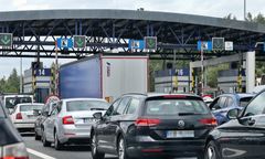 Rośnie korek na A4. Kierowcy stoją w kolejce do bramek