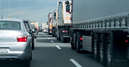A4. Zderzenie najpierw 5, a potem 4 aut. Poważne utrudnienia