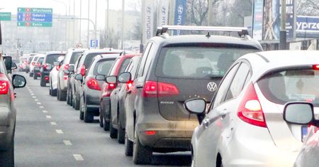 Korki nie tylko na wylotówkach. Groźnie na drogach