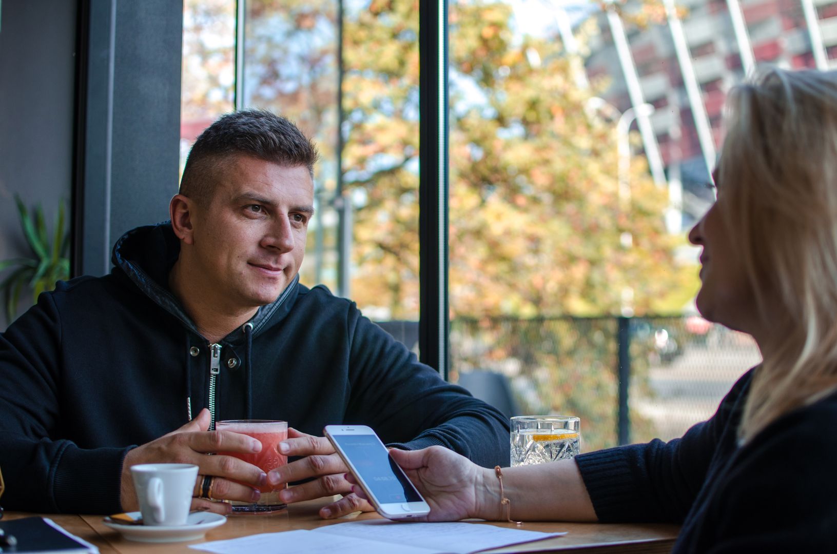 Z Mateuszem Borkiem rozmawialiśmy w restauracji  MOSIR Poranki i Wieczory w Warszawie. 