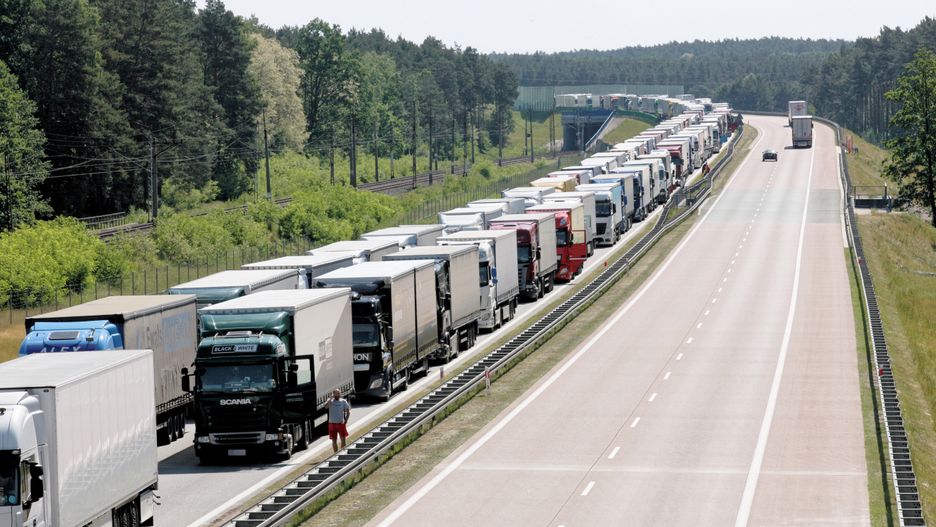 Zator na autostradzie A2 w rejonie Świecka w kierunku Niemiec, po dłuższej niż zwykle weekendowej przerwie w ruchu ciężarówek w Niemczech. (22.05.2018)