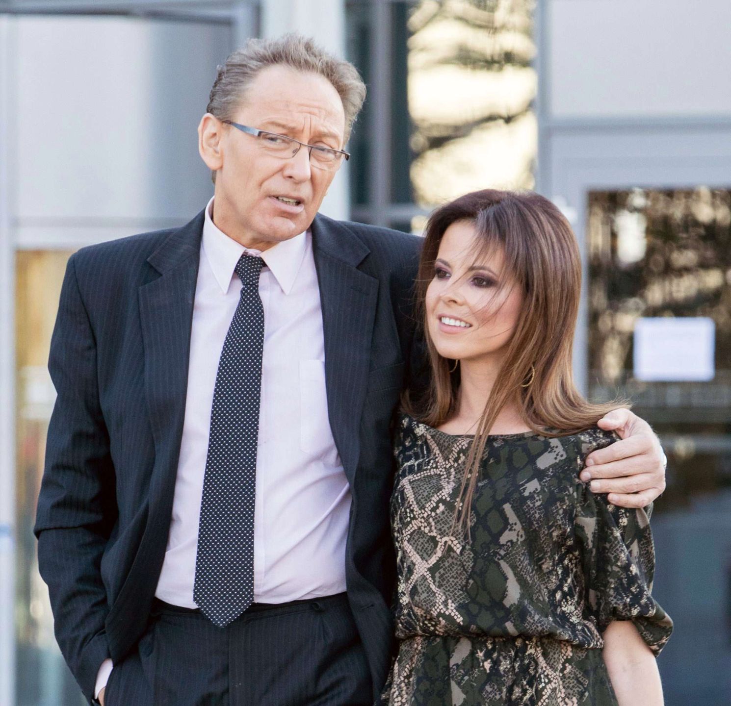 Jacek Borkowski i Paulina Koziejowska całują się przed studiem "Pytanie na Śniadanie"