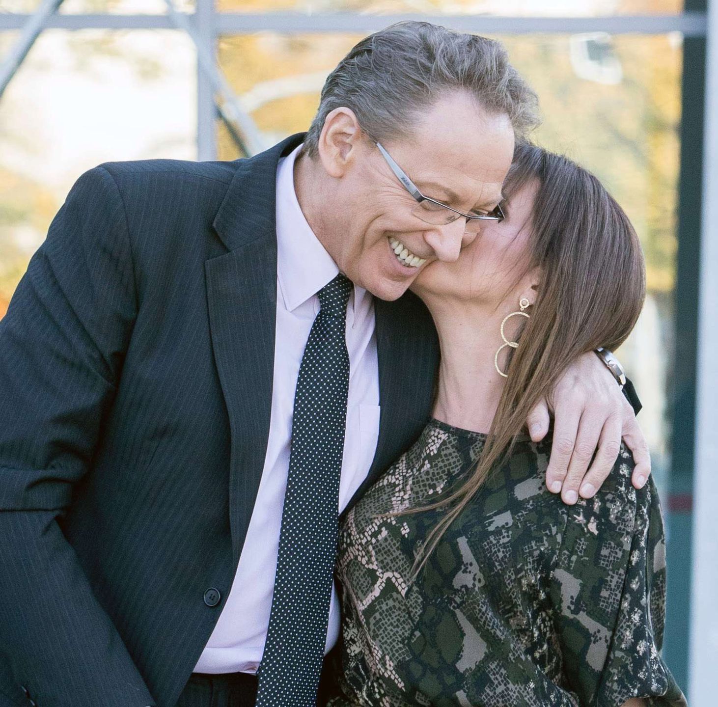 Jacek Borkowski i Paulina Koziejowska całują się przed studiem "Pytanie na Śniadanie"