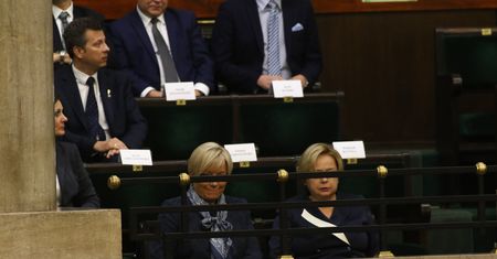 Przyłębska i Gersdorf razem na orędziu prezydenta. Były uśmiechy i przeglądanie dokumentów