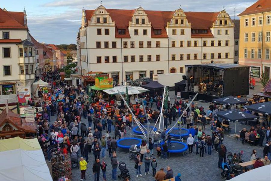 Radny ze Strzegomia wyjaśnia incydent. "Zrzuciłem treść żołądka, nie zdążywszy do WC"