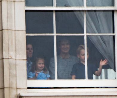 Charlotte i George wygłupiają się w oknie. Wyglądają przezabawnie