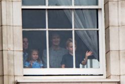 Charlotte i George wygłupiają się w oknie. Wyglądają przezabawnie