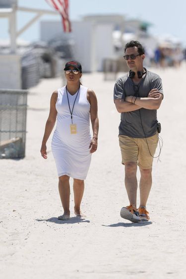 Eva Longoria w obcisłej białej sukience spaceruje po Miami