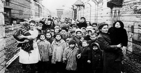 W piekle Auschwitz urodziły się setki dzieci. Jak wyglądał poród?