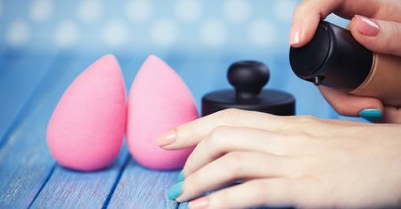 Nikkie Tutorials kontra Beauty Blender: wojna o podkłady