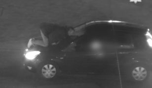 Niecodzienna sytuacja w centrum Lublina. Mężczyzna całował szybę samochodu