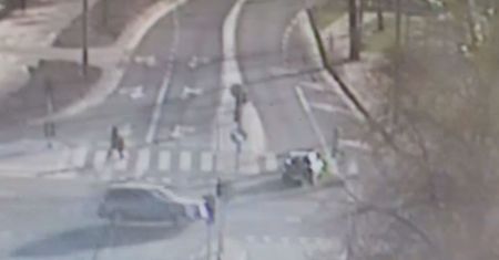 Staruszek potrącił kobietę i nawet tego nie zauważył. Pojechał na zakupy