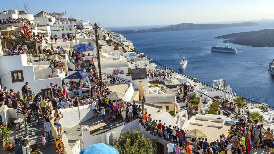 Mieszkańcy greckiej wyspy Santorini skarżą się na zbyt dużą liczbę turystów