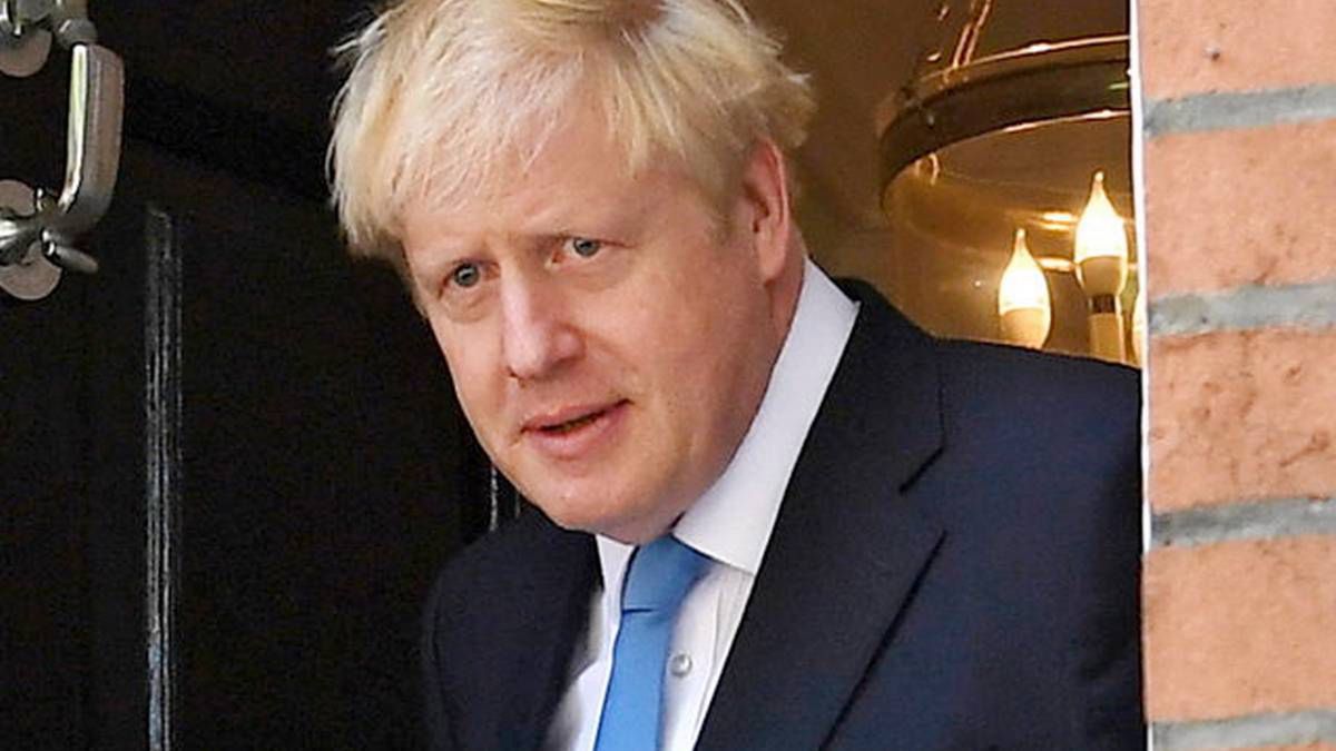 Premier Wielkiej Brytanii trafił na OIOM – walczy z koronawirusem. Jego stan jest ciężki