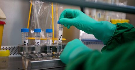 Koronawirus w Polsce. Sondaż: już prawie połowa Polaków obawia się, że ktoś z ich bliskich zakazi się SARS-CoV-2