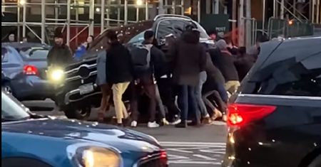 USA. Przechodnie podnieśli auto, żeby uratować kobietę