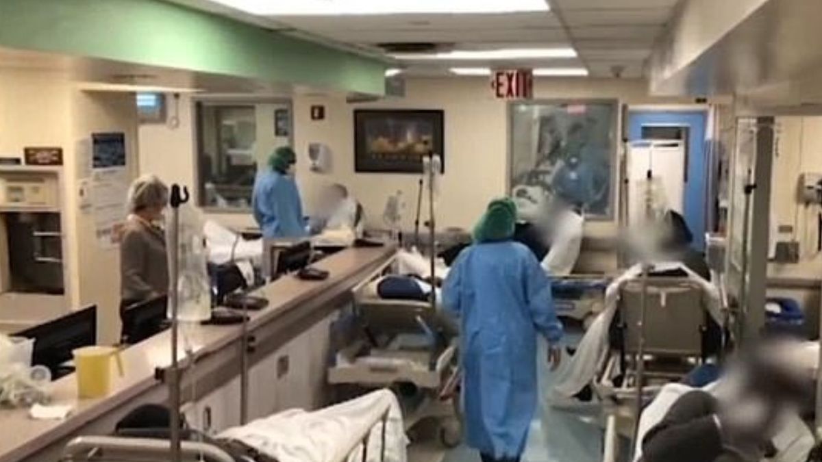 Przepełniony szpital w Nowym Jorku. Jedna z lekarem mówi: Wirusowi jest wszystko jedno, kogo zabije. To nie ma nic wspólnego z wiekiem czy dostępem do opieki medycznej. Nie jest ważne, jaka jest czyjaś pozycja społeczna czy ekonomiczna, rasa czy pochodzenie. Ten wirusa zabija mnóstwo ludzi.