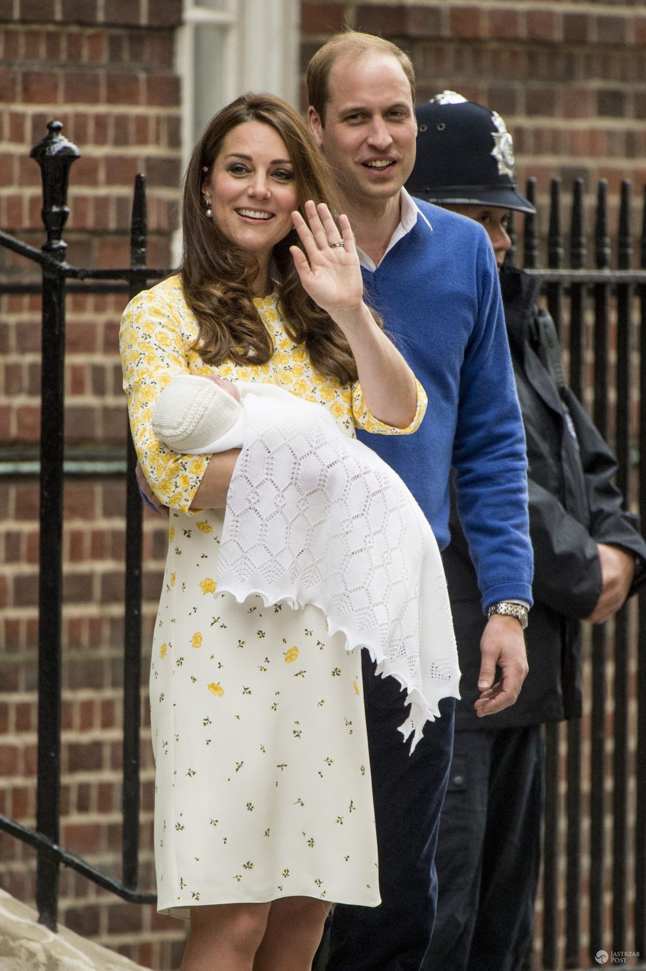 Księżna Kate wychodzi ze szpitala po urodzeniu księżniczki Charlotte. Na zdj. z mężem