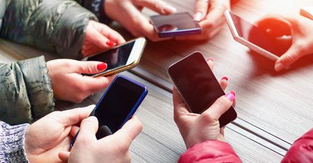Jesteśmy niewolnikami telefonów. Używamy ich wszędzie