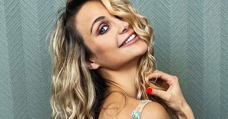 Hanna Żudziewicz ze śpiącą córką w ramionach. Różyczka wygląda jak bobas z reklamy