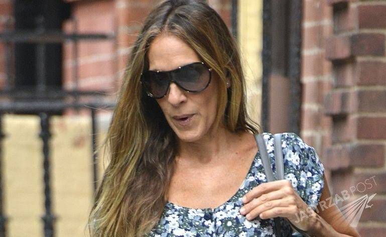 Sarah Jessica Parker z bliźniaczkami na spacerze [paparazzi]