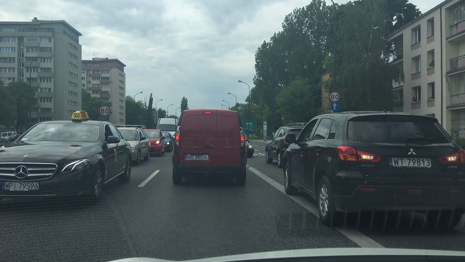 Warszawiacy stoją w korkach