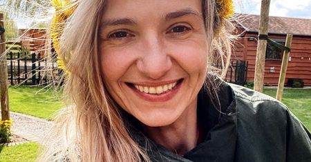 Joanna Koroniewska pokazała córki na plaży. Janina i Helenka pozują w identycznych kostiumach kąpielowych. Jaki słodki widok!