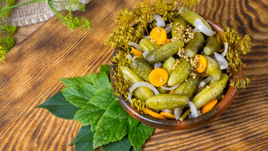 Ogórki do słoików na zimę w zalewie curry. Jak je zrobić?